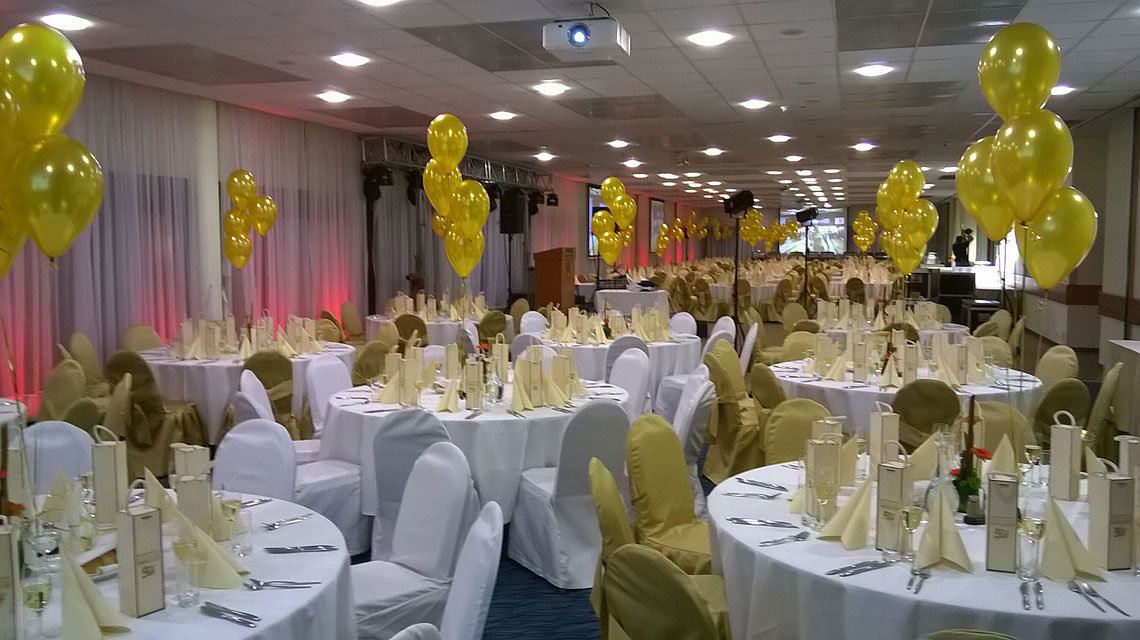 dekoracja stołów złotymi balonami